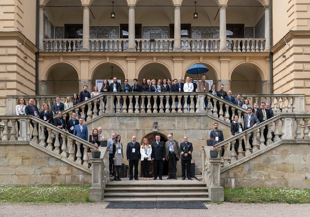 fotografia: grupa uczestników konferencji stojąca na schodach Willi Decjusza