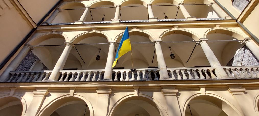 zdjęcie: flaga ukraińska powiewajaca na loggi Willi Decjusza