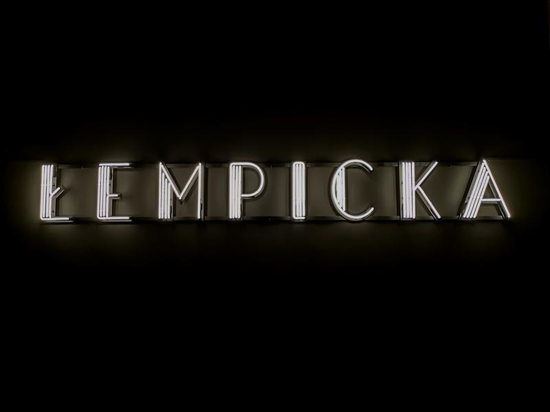 zdjęcie napisu "Łempicka" na czarnym tle
