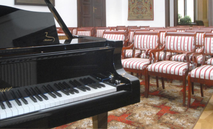 Zdjęcie przedstawia fortepian w Sali Balowej Willi Decjusza
