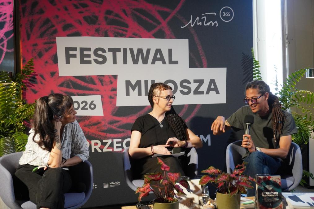 Zulema, Marta i Javier na panelu; za nimi logo festiwalu