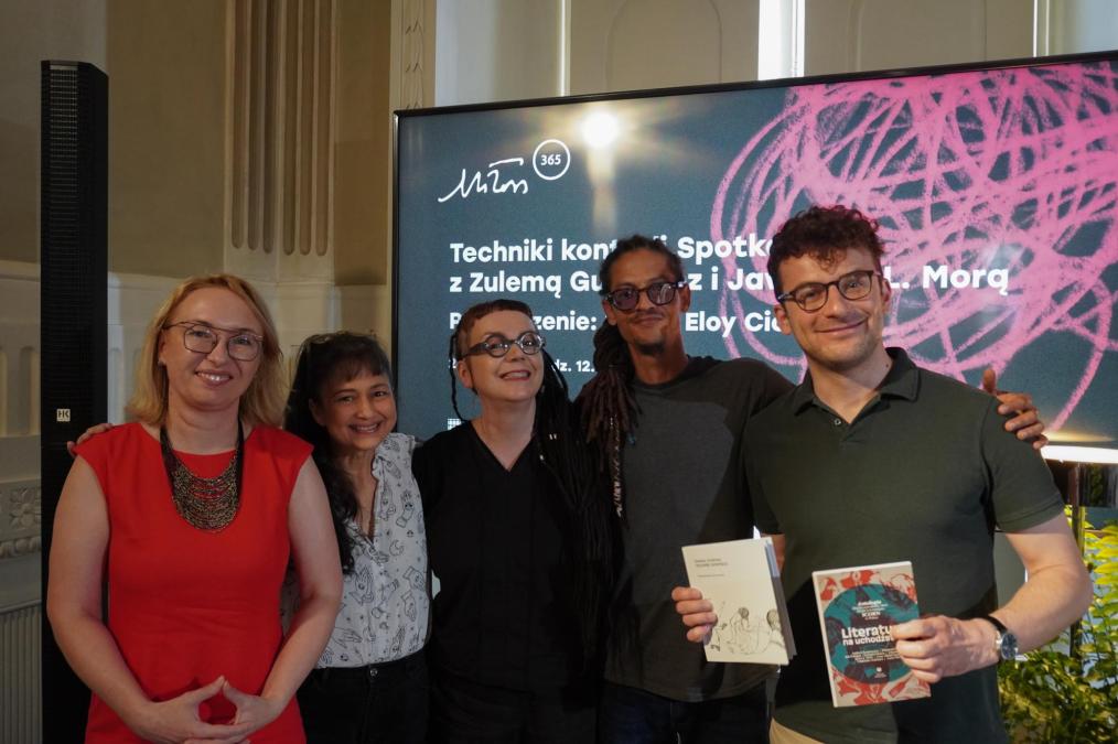 zdjęcie grupowe panelistów i pracowników Willi Decjusza z dyrektorką