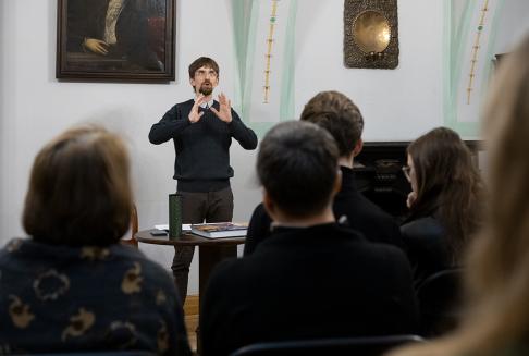 Zdjęcie mężczyzny, który przemawia do siedzących słuchaczy