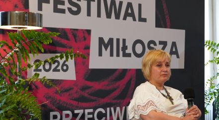 Ołesia Mamczycz, w tle napis festiwal miłosza