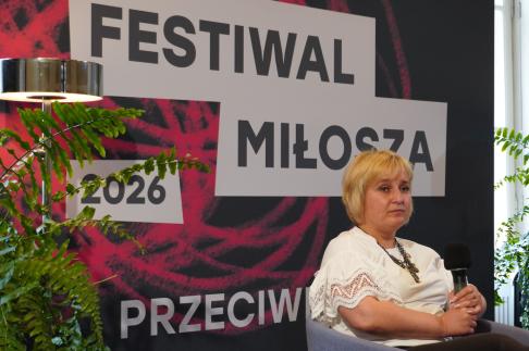 Ołesia Mamczycz, w tle napis Festiwal Miłosza