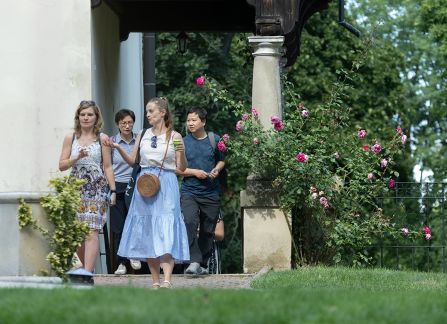 Grupa zwiedzających na zewnątrz