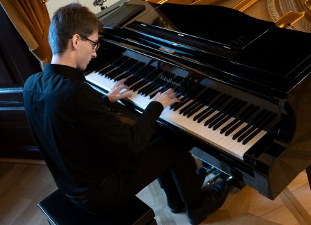 Anatole Siuda playing the piano