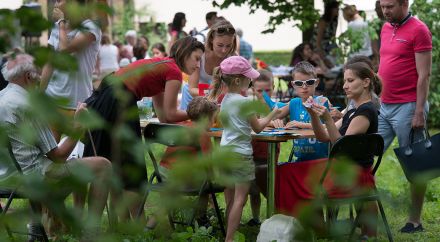 Fotografia grupy dorosłych z dziećmi w parku