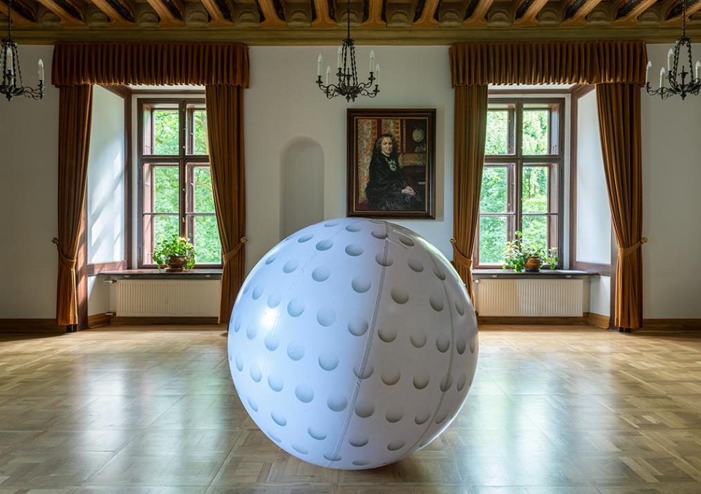 fotografia: gumowa rzeźba piłki umieszczona na środku jednej  z sal Willi Decjusza