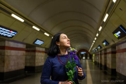 fotografia kobiety z bukietem kwiatów w tunelu metra
