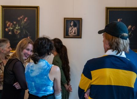 Zdjęcie z wernisażu Karoliny Skorek w Willi Decjusza