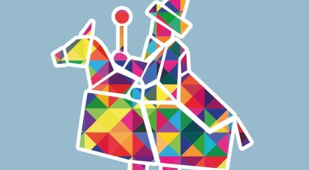 Grafika przedstawia krakowskiego lajkonika utworzonego z mozaiki kolorowych trójkątów