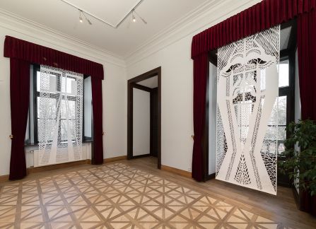 fotografia. wielkoformatowe wycinanki z tradycyjnym wzorem, eksponowane w oknach sali lubomirskich w willi decjusza.