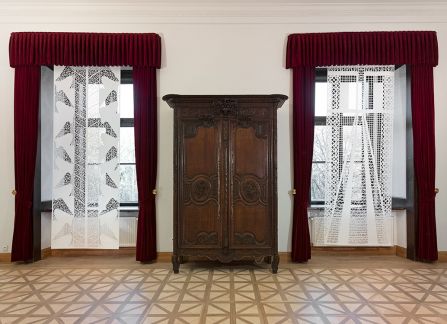 fotografia. wielkoformatowe wycinanki z tradycyjnym wzorem, eksponowane w oknach sali lubomirskich w willi decjusza.