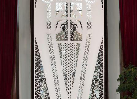 fotografia. wielkoformatowa wycinanka z tradycyjnym wzorem, eksponowana w oknach sali lubomirskich w willi decjusza.